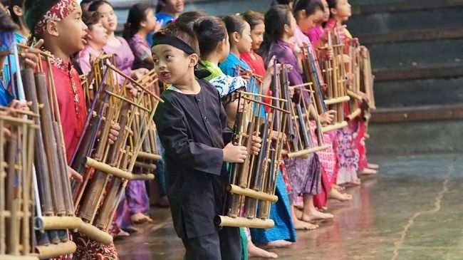 Contoh Teks Eksplanasi Budaya Tentang Angklung